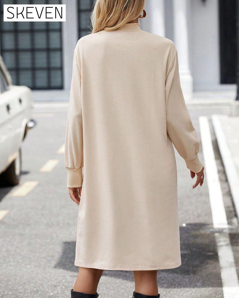 einfarbiges Kleid mit hohem Kragen