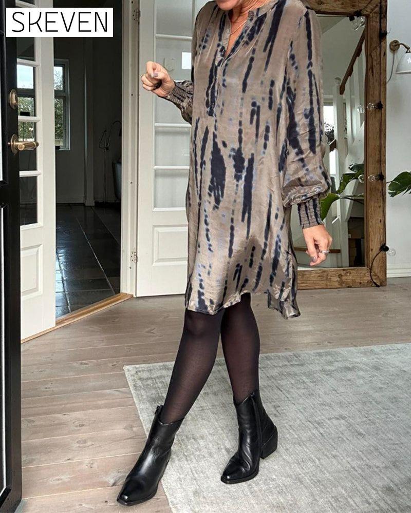 Bedrucktes, langärmeliges Kleid mit V-Ausschnitt