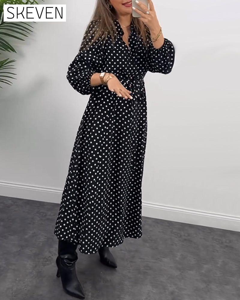 Elegantes Kleid mit gepunktetem Revers