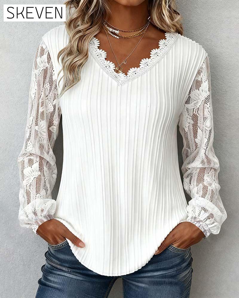 Rippstrickoberteil mit V-Ausschnitt und Spitzenbesatz