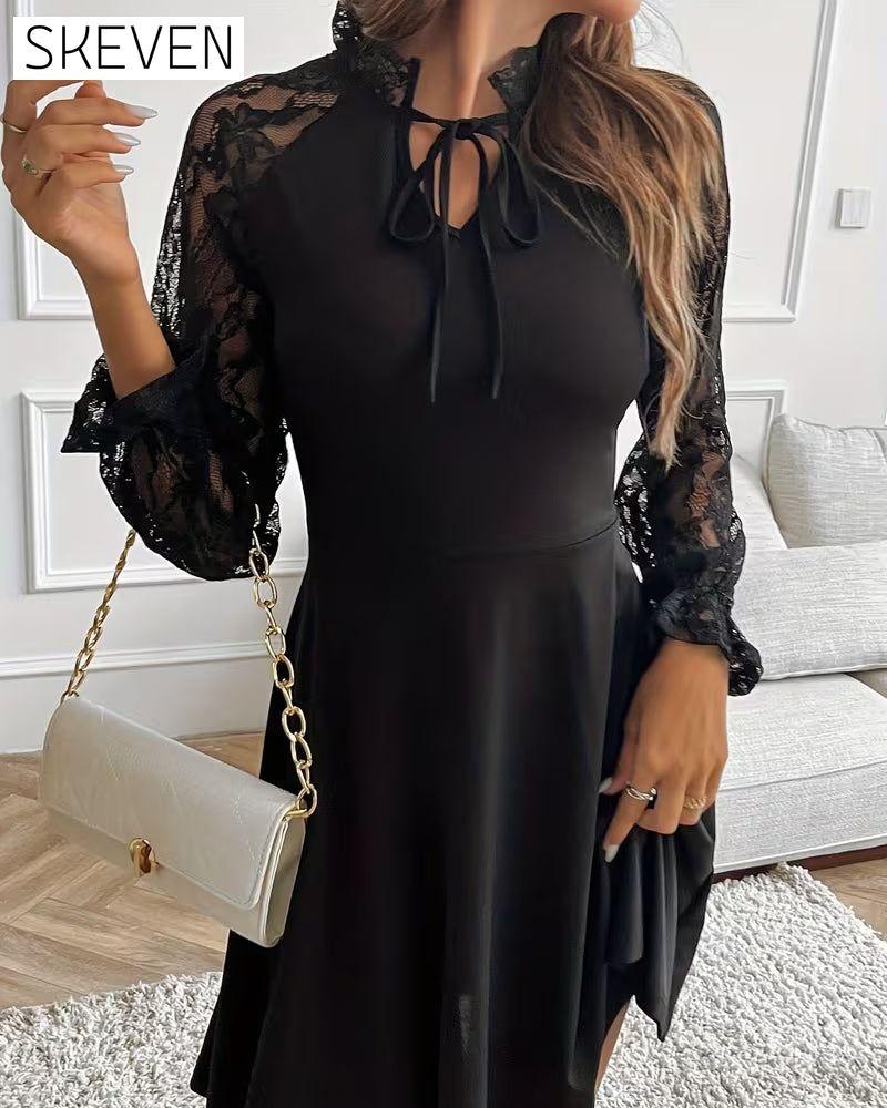 Elegantes, figurbetontes Kleid mit Spitzenapplikationen