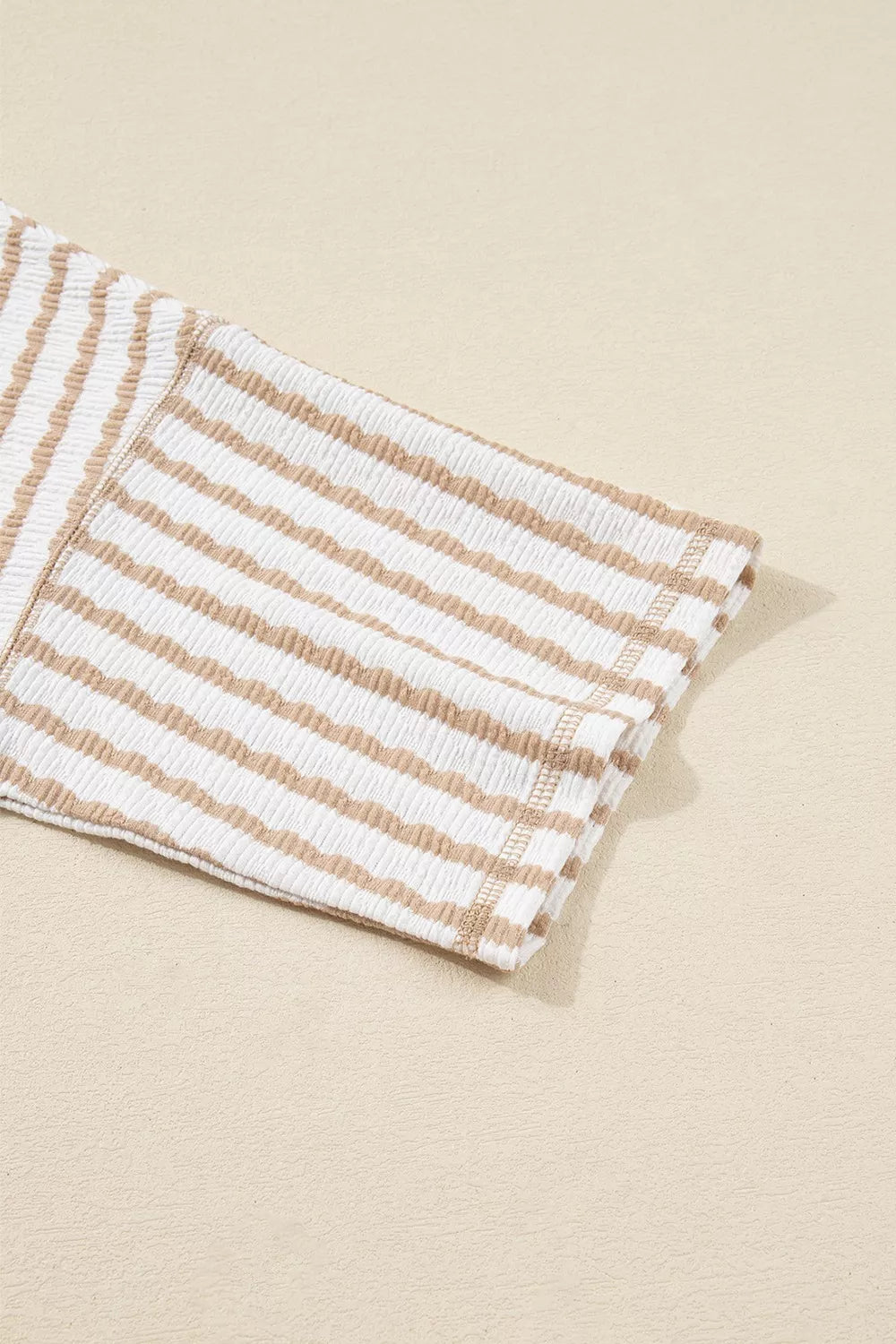 Gestreiftes, strukturiertes Stricktop mit Schlitz am Saum, halben Ärmeln und lockerer Passform