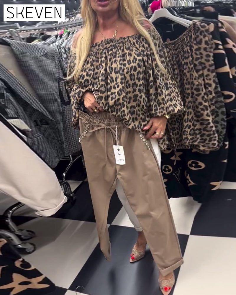 Modische Bluse mit Leopardenmuster und einer Schulterpartie