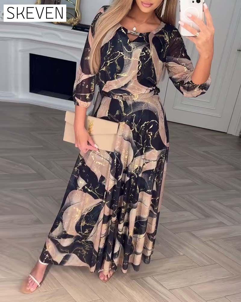 Elegantes Kleid mit Dreiviertelärmeln und Print an der Taille