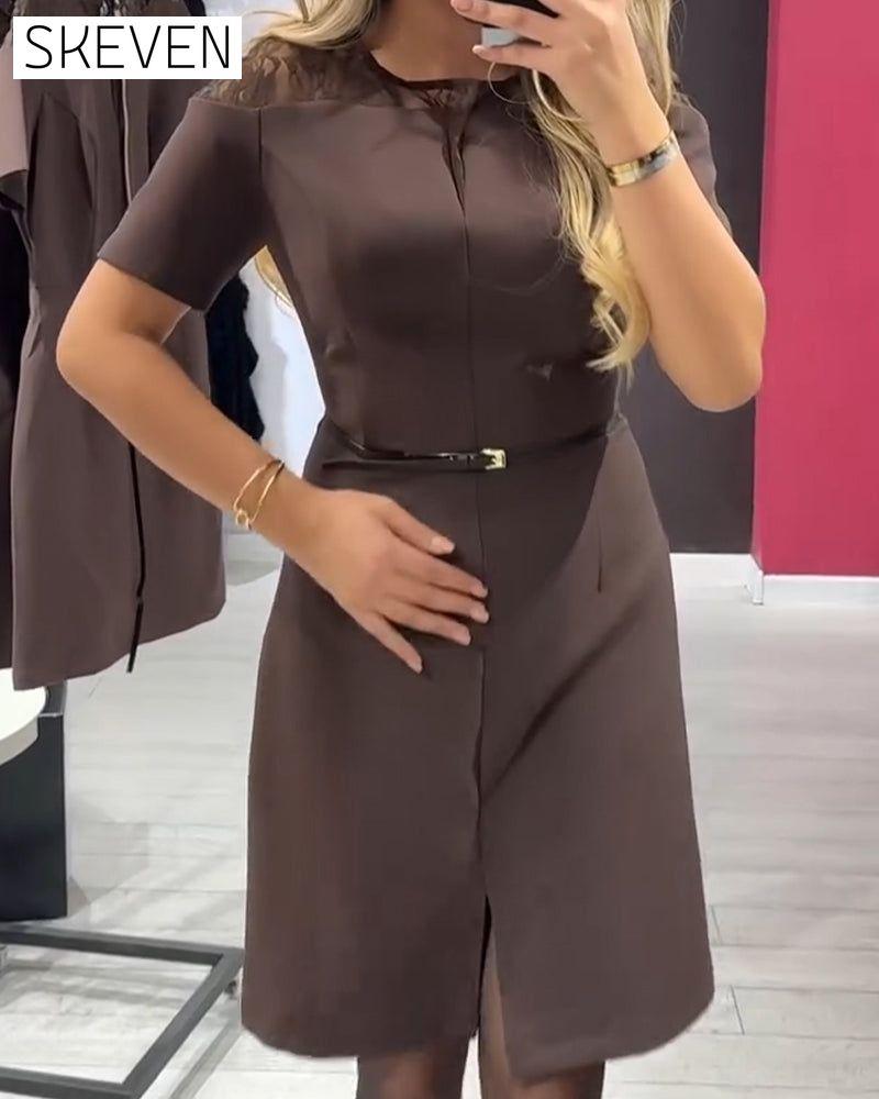 Elegantes, gerades Kleid mit Spitzeneinsatz und Schlitz