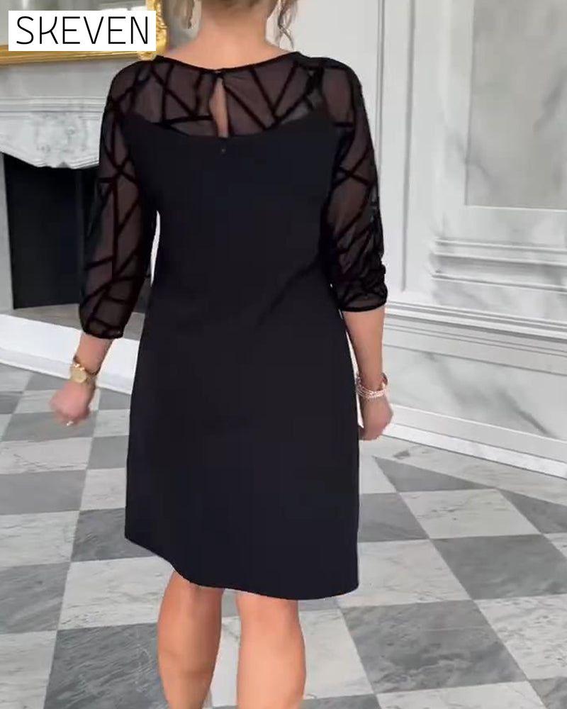 Elegantes modisches Kleid mit Rundhalsausschnitt