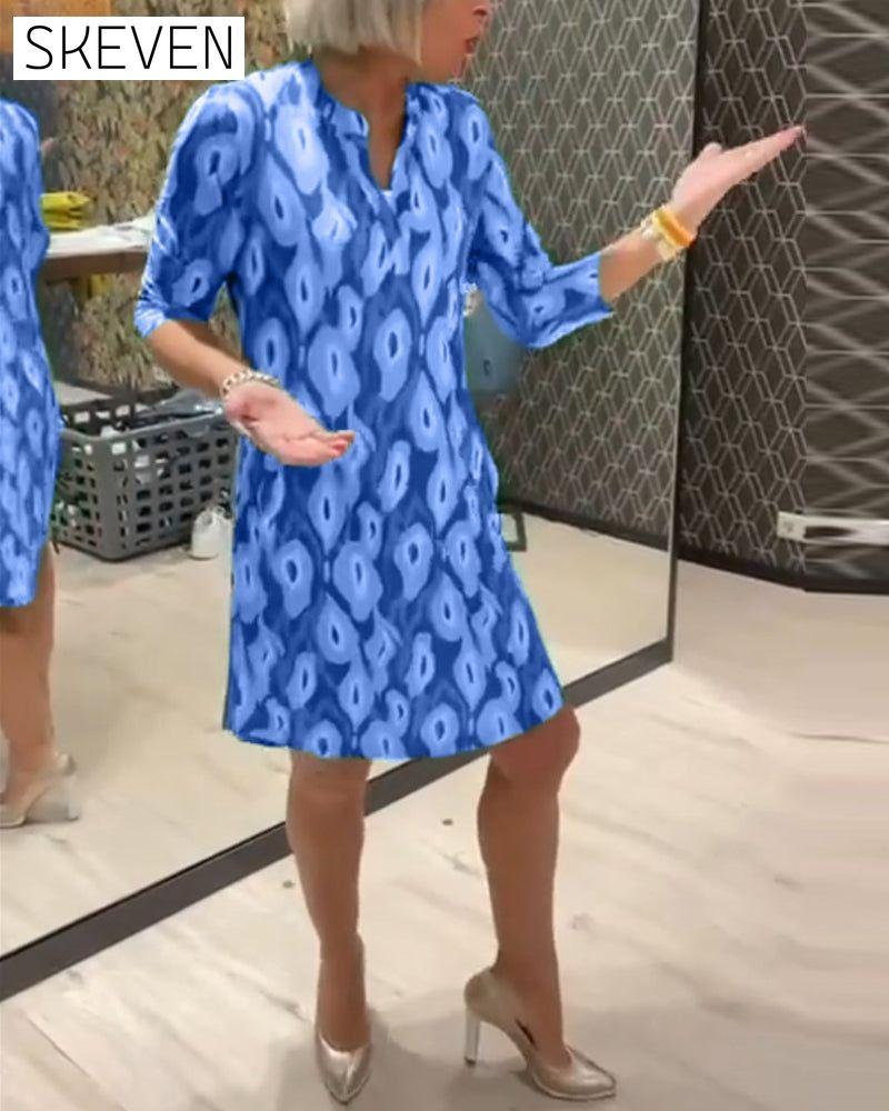 Kleid mit V-Ausschnitt und bedruckten Dreiviertelärmeln