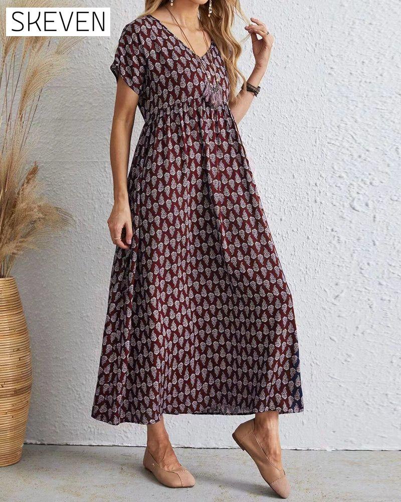Langes Kleid mit V-Ausschnitt und kurzen Ärmeln