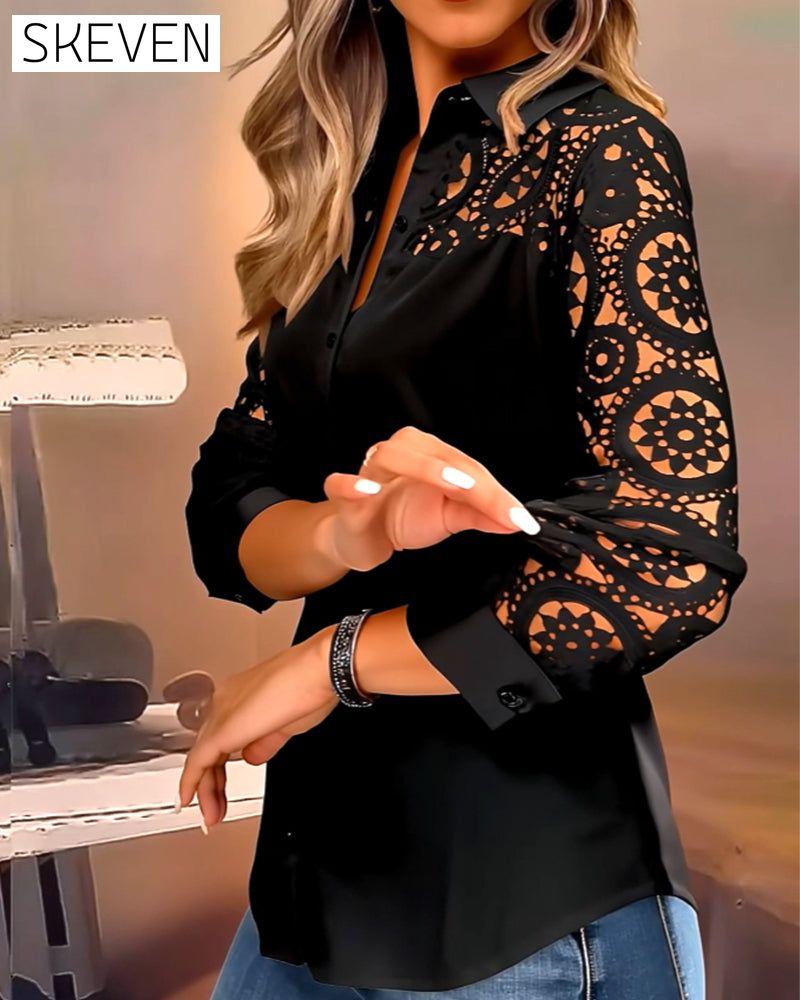 Bluse mit einfarbigem Revers und Spitzeneinsatz