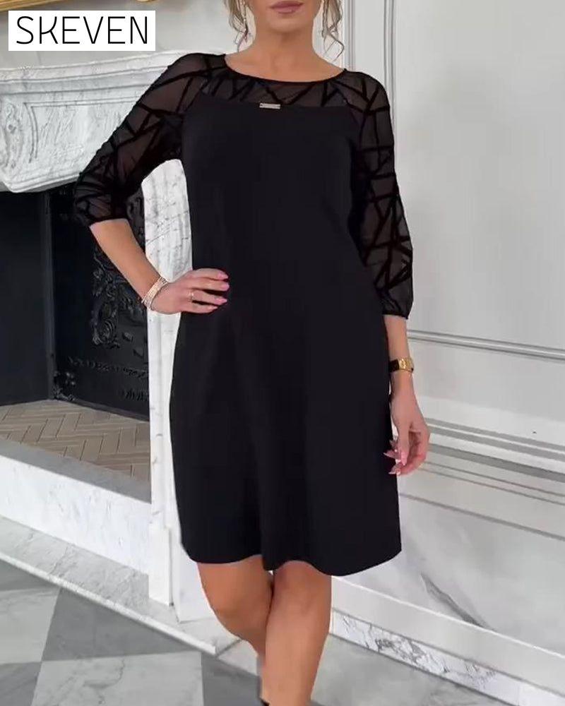 Elegantes modisches Kleid mit Rundhalsausschnitt