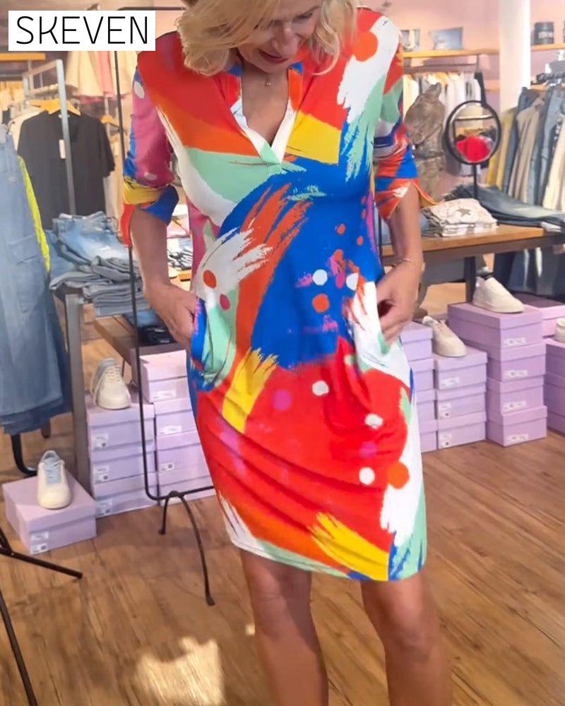 Elegantes Kleid mit farbenfrohem Print und V-Ausschnitt