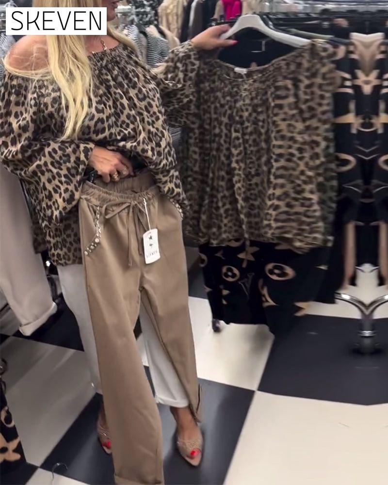 Modische Bluse mit Leopardenmuster und einer Schulterpartie