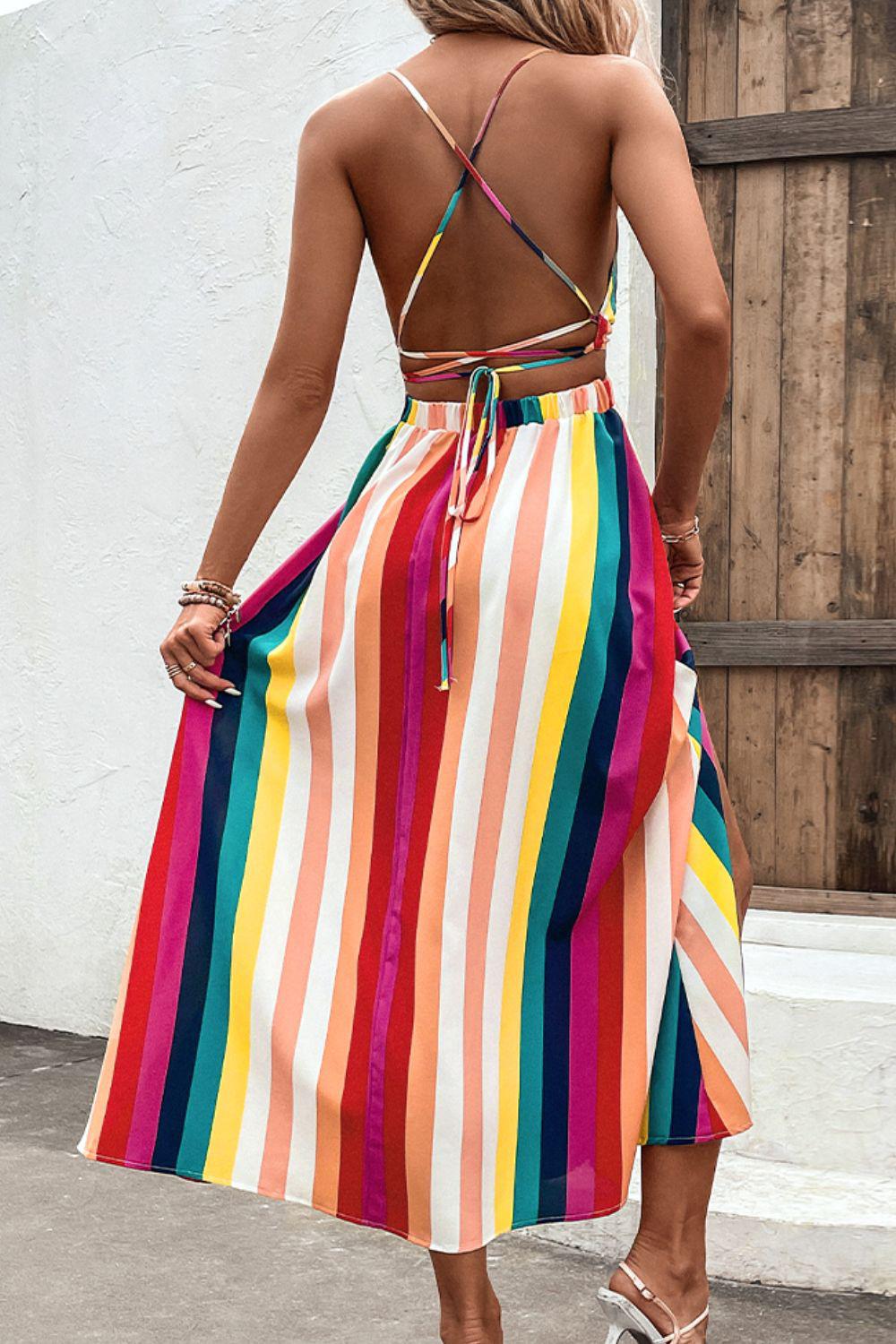 Boho-Kleid mit mehrfarbigen Streifen und gekreuzten Trägern, rückenfrei