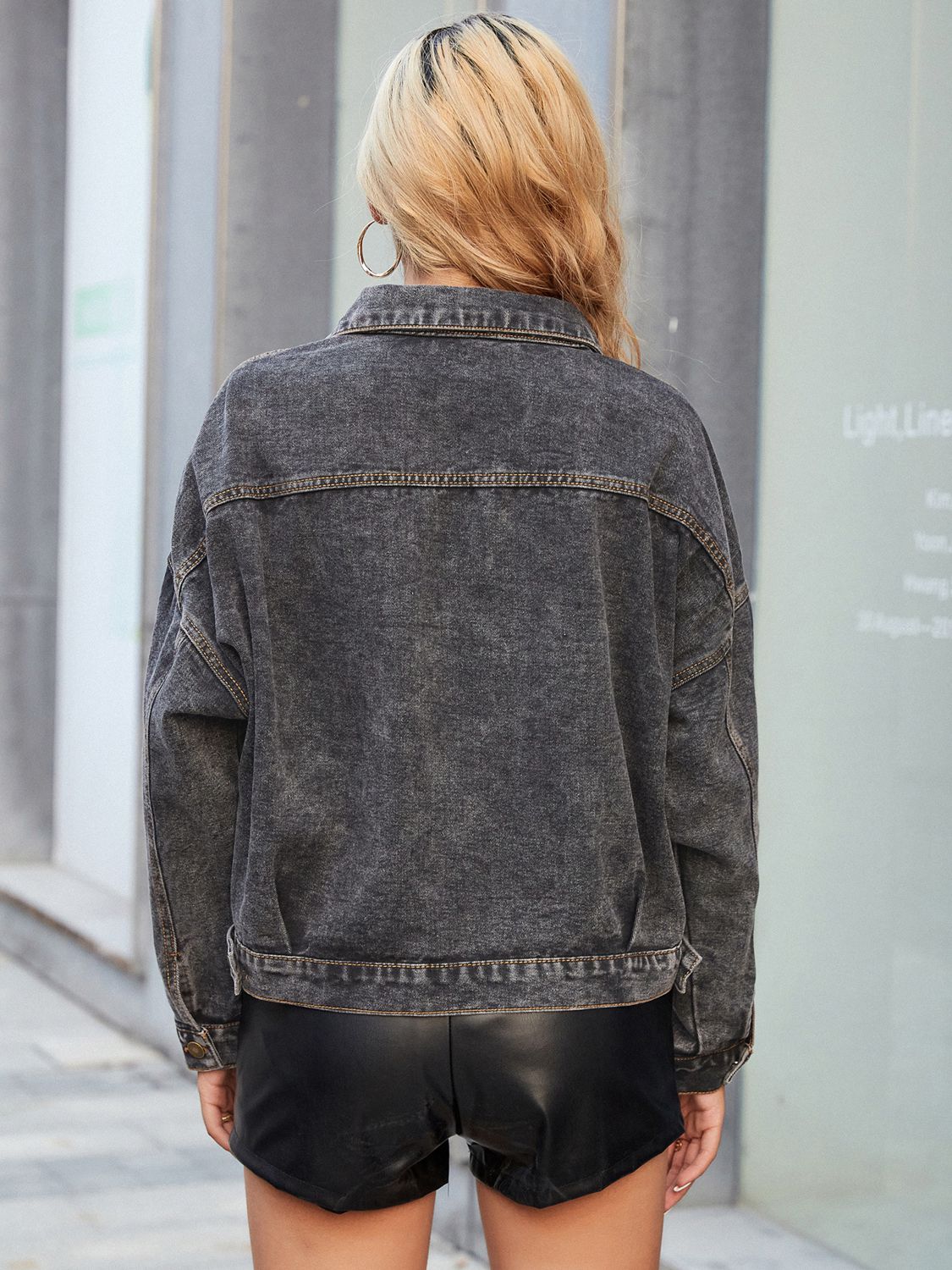 Bellas Jeansjacke mit Kragen und überschnittenen Schultern