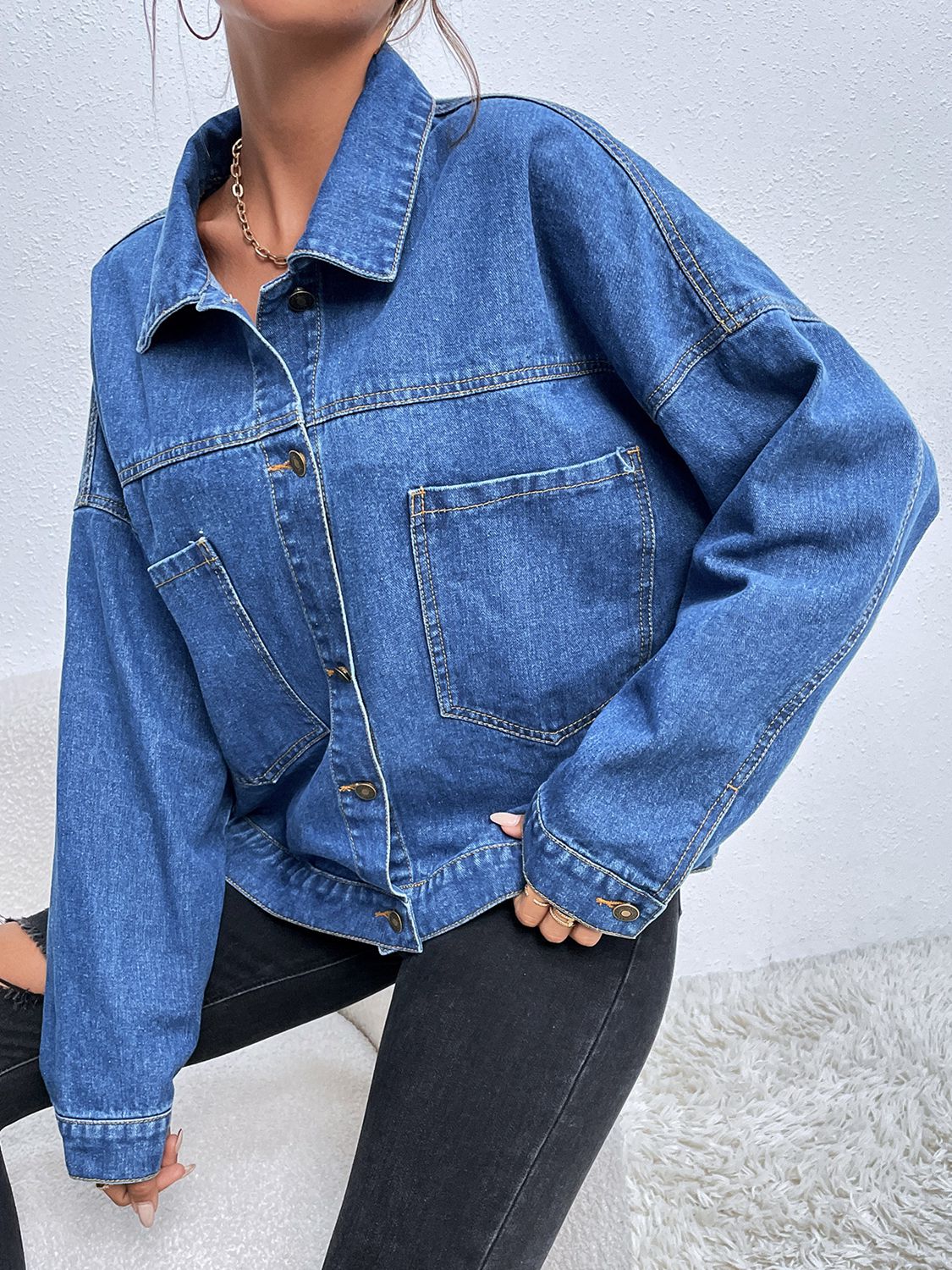 Bellas Jeansjacke mit Kragen und überschnittenen Schultern