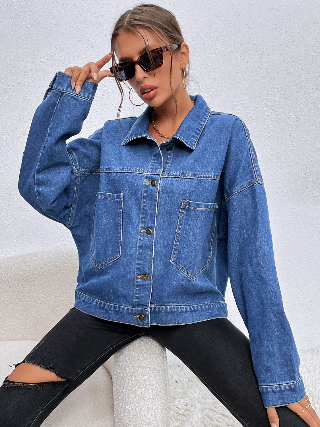 Bellas Jeansjacke mit Kragen und überschnittenen Schultern