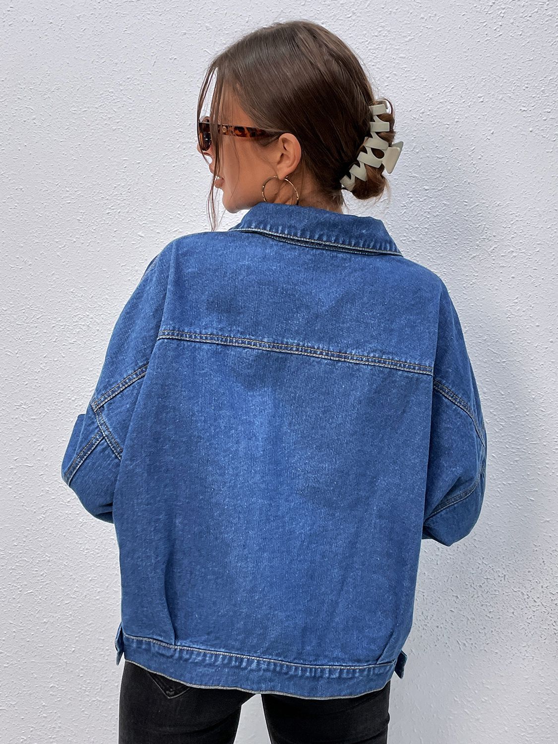Bellas Jeansjacke mit Kragen und überschnittenen Schultern