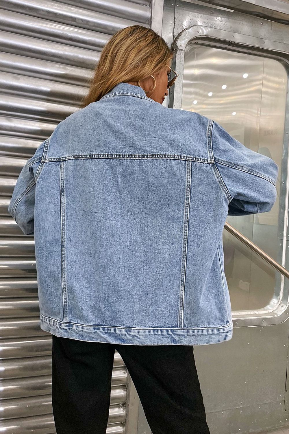 Tinas Jeansjacke mit Kragen und überschnittenen Schultern