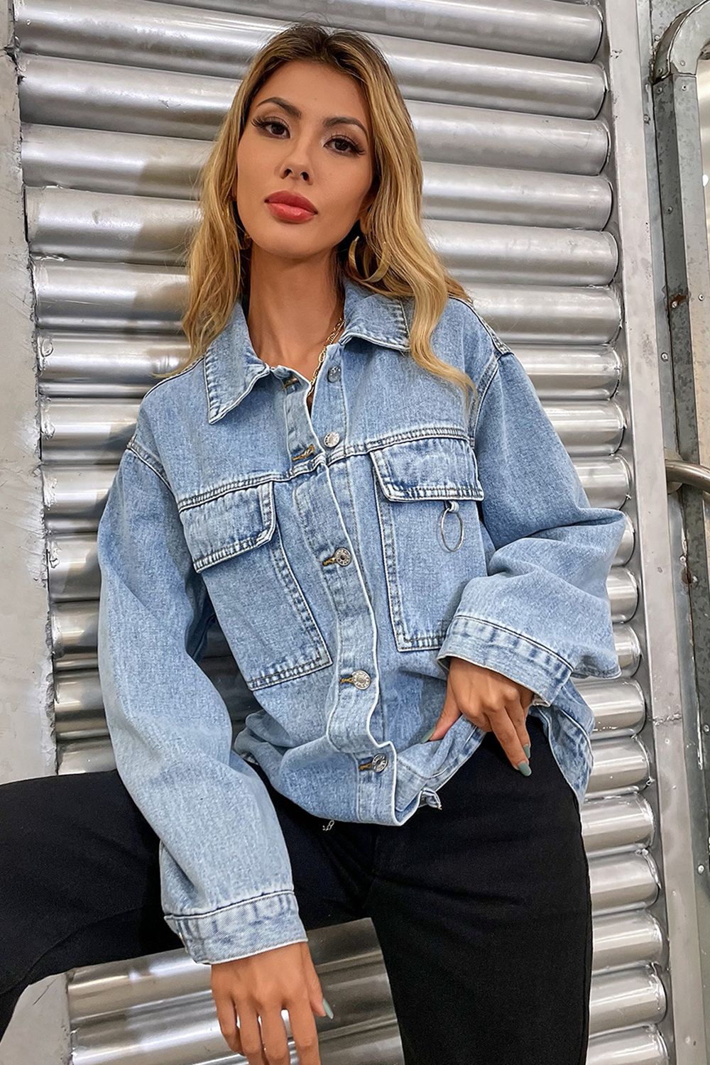 Tinas Jeansjacke mit Kragen und überschnittenen Schultern