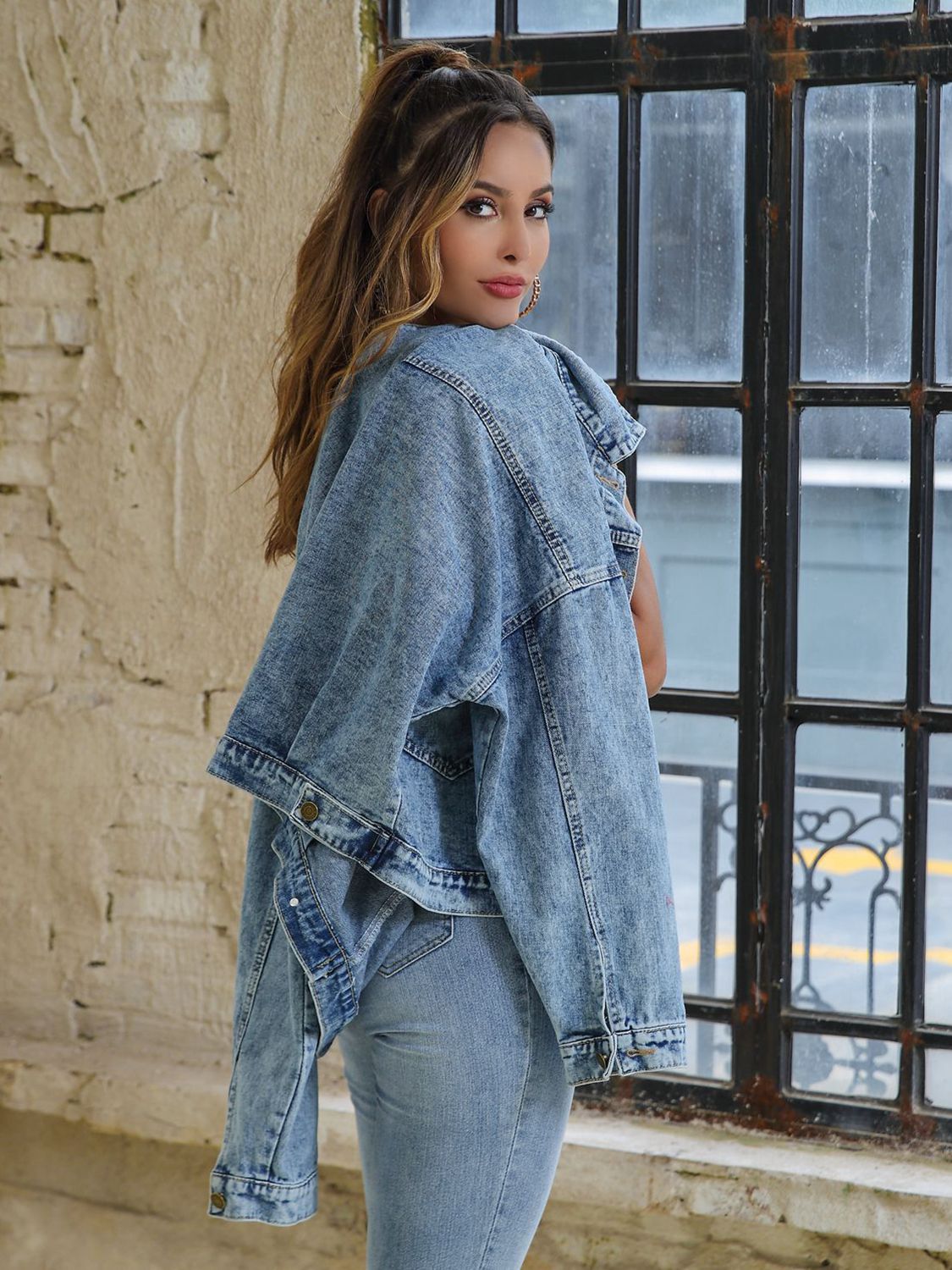 Bellas Jeansjacke mit Kragen und überschnittenen Schultern