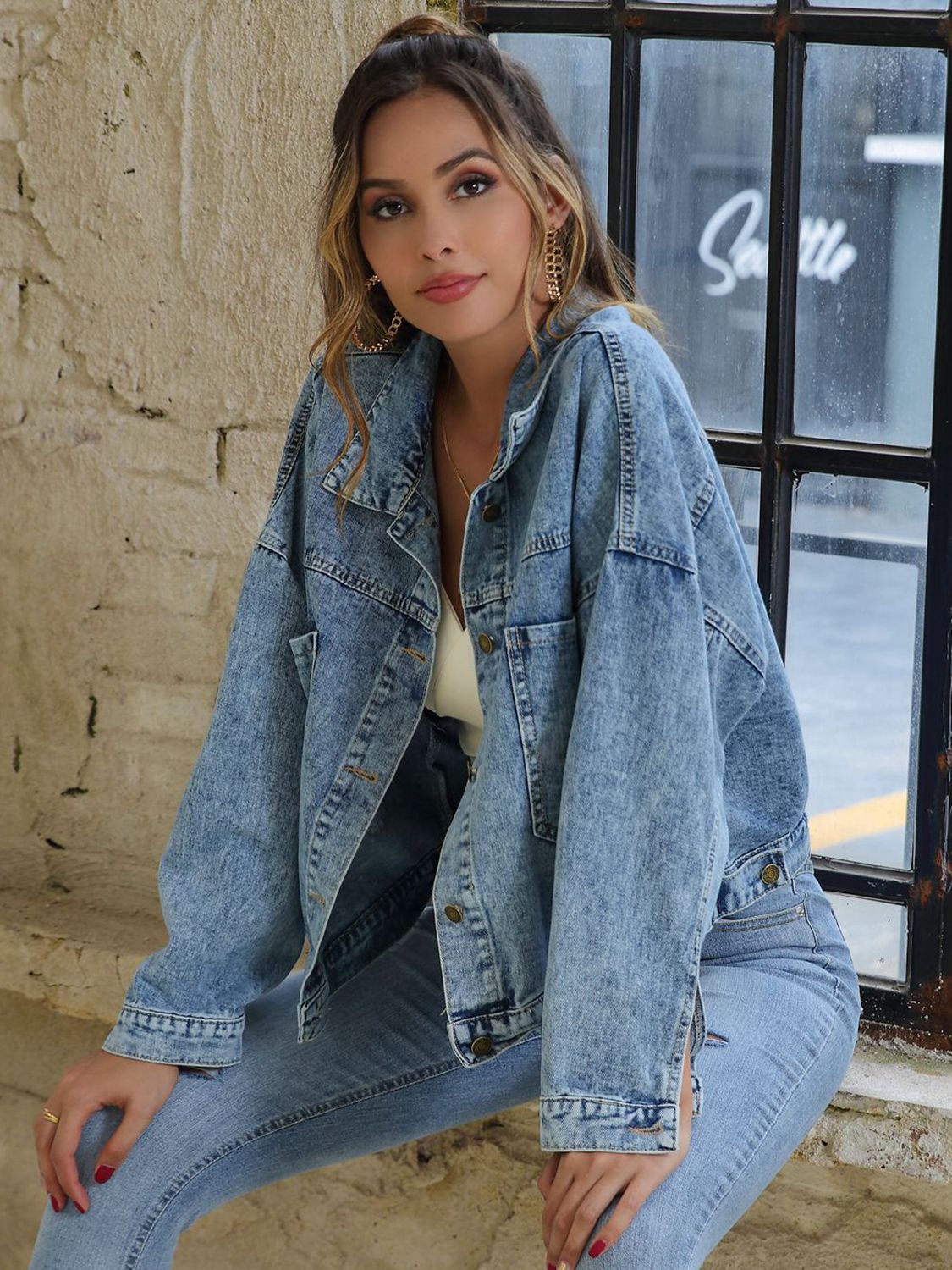 Bellas Jeansjacke mit Kragen und überschnittenen Schultern