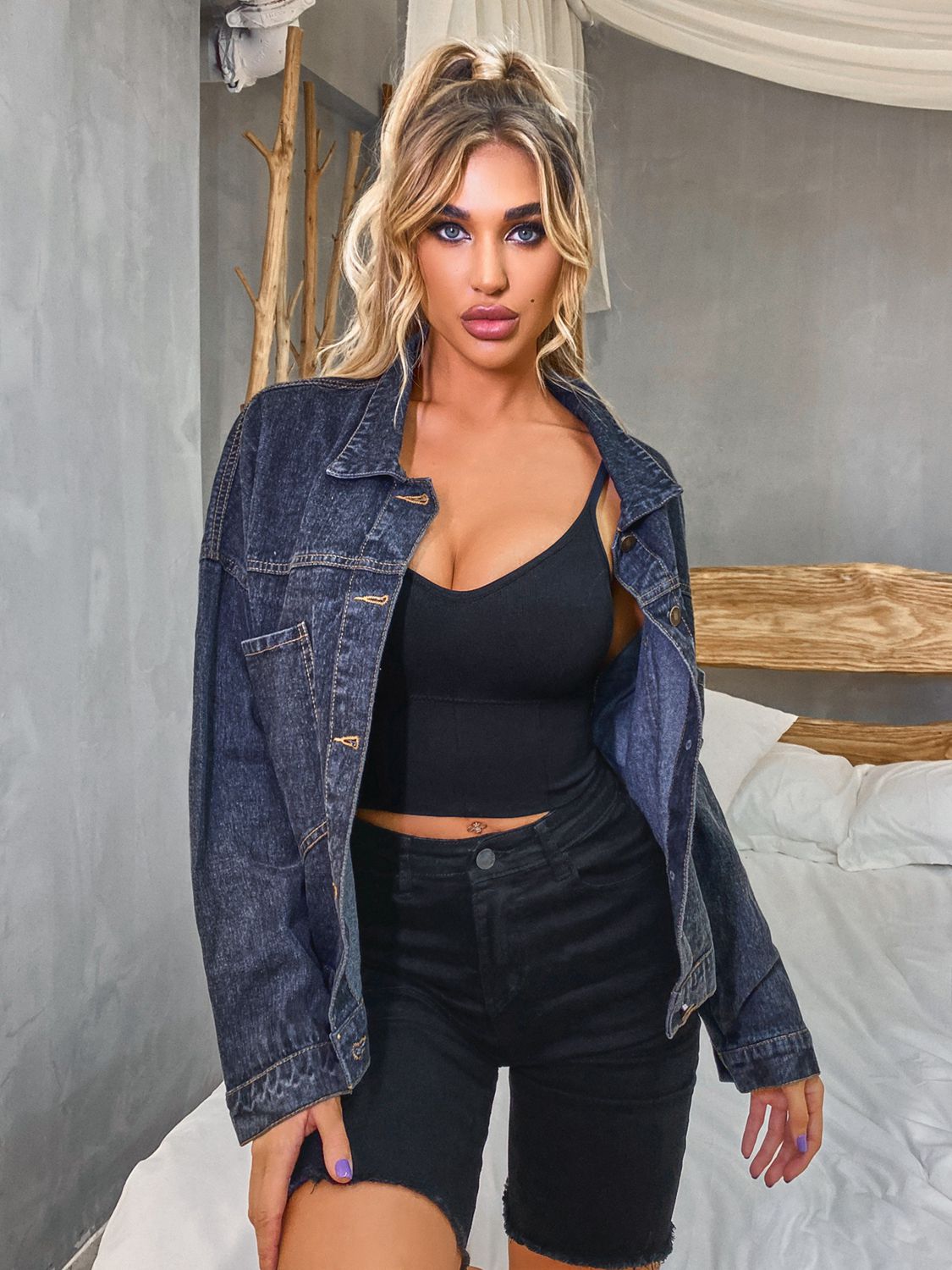 Bellas Jeansjacke mit Kragen und überschnittenen Schultern