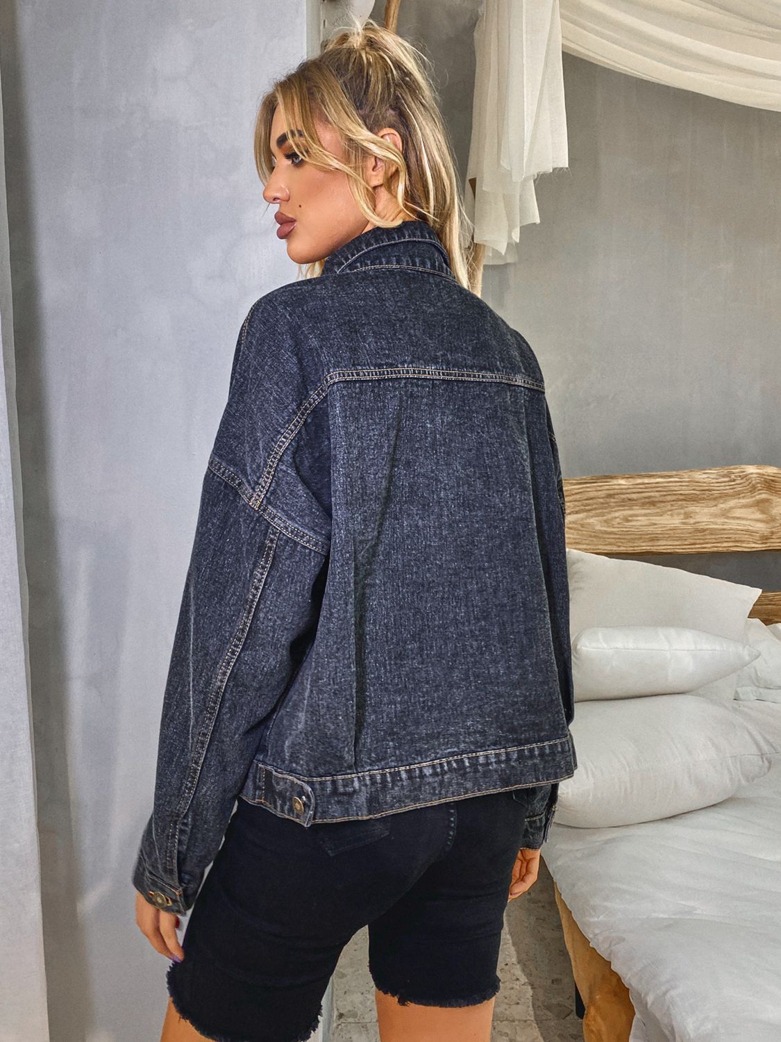 Bellas Jeansjacke mit Kragen und überschnittenen Schultern