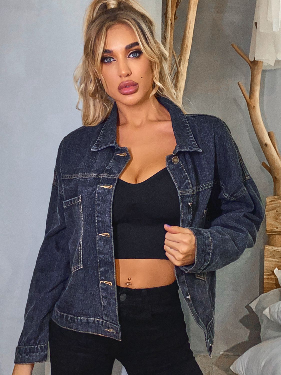 Bellas Jeansjacke mit Kragen und überschnittenen Schultern