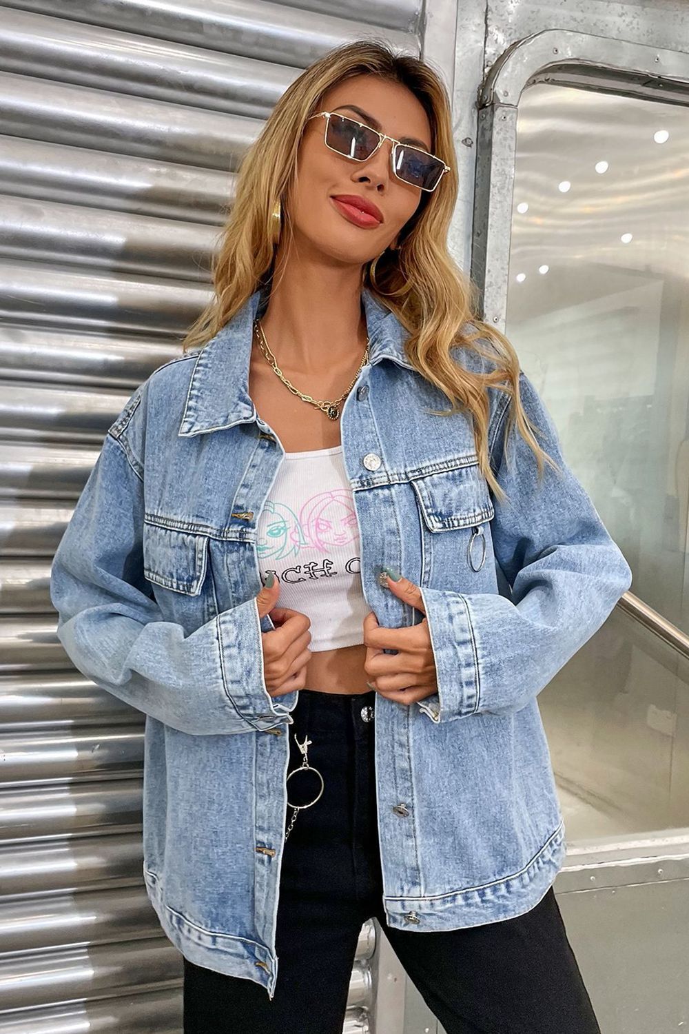 Tinas Jeansjacke mit Kragen und überschnittenen Schultern