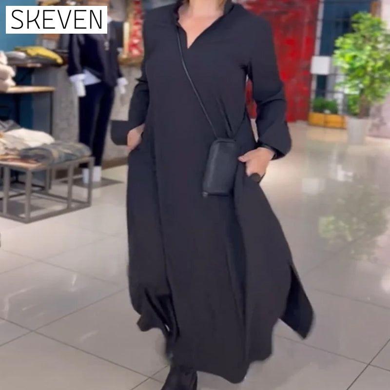 langes, locker sitzendes Kleid mit Seitenschlitz und Revers