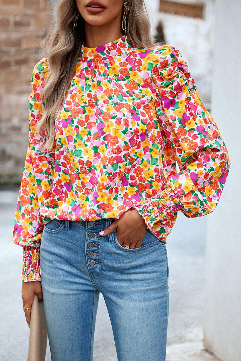 Bedruckte Bluse mit Smokdetails und Puffärmeln