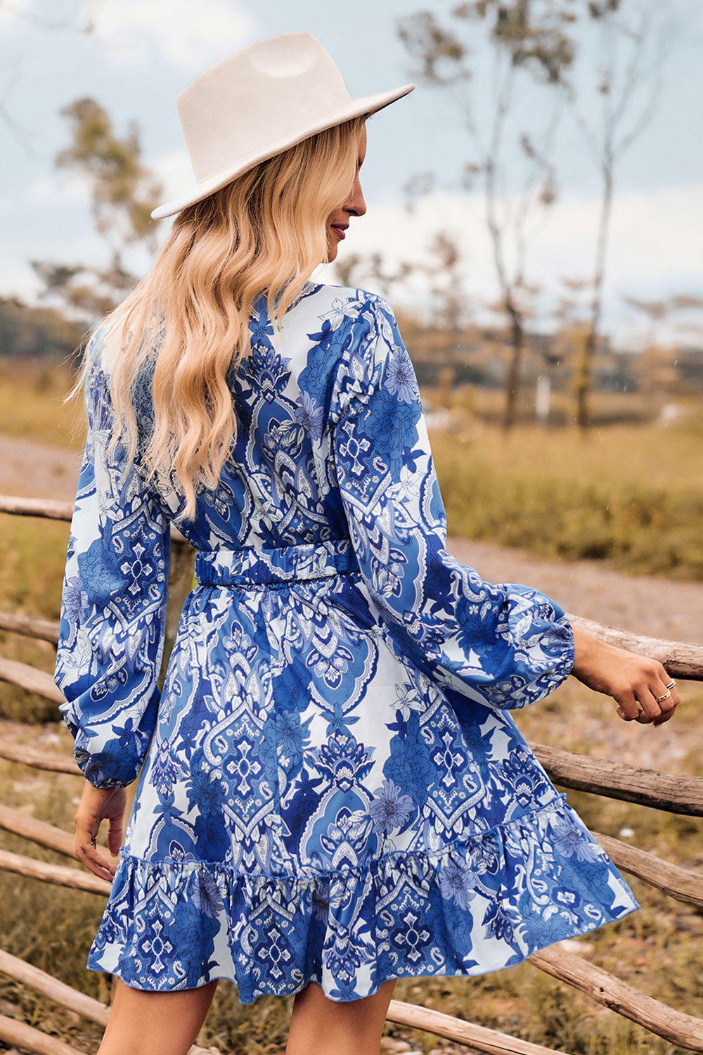 Bedrucktes Kleid mit Wickelausschnitt und langen Ärmeln
