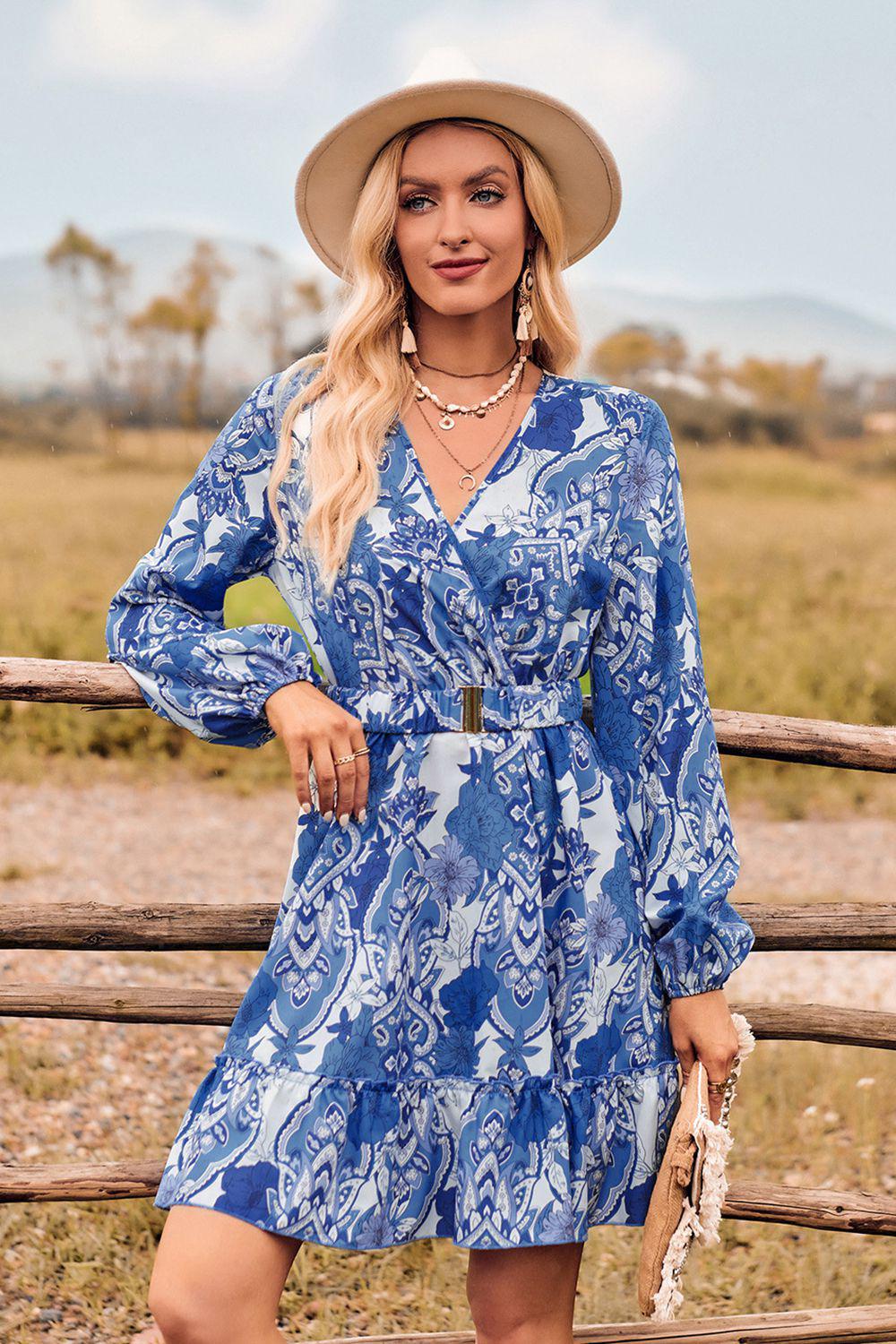 Bedrucktes Kleid mit Wickelausschnitt und langen Ärmeln