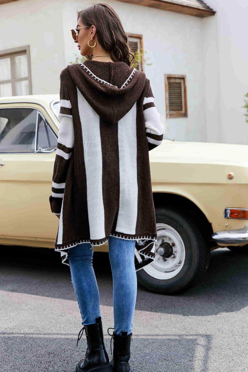 Gestreifter, offener Kapuzenstrickpullover