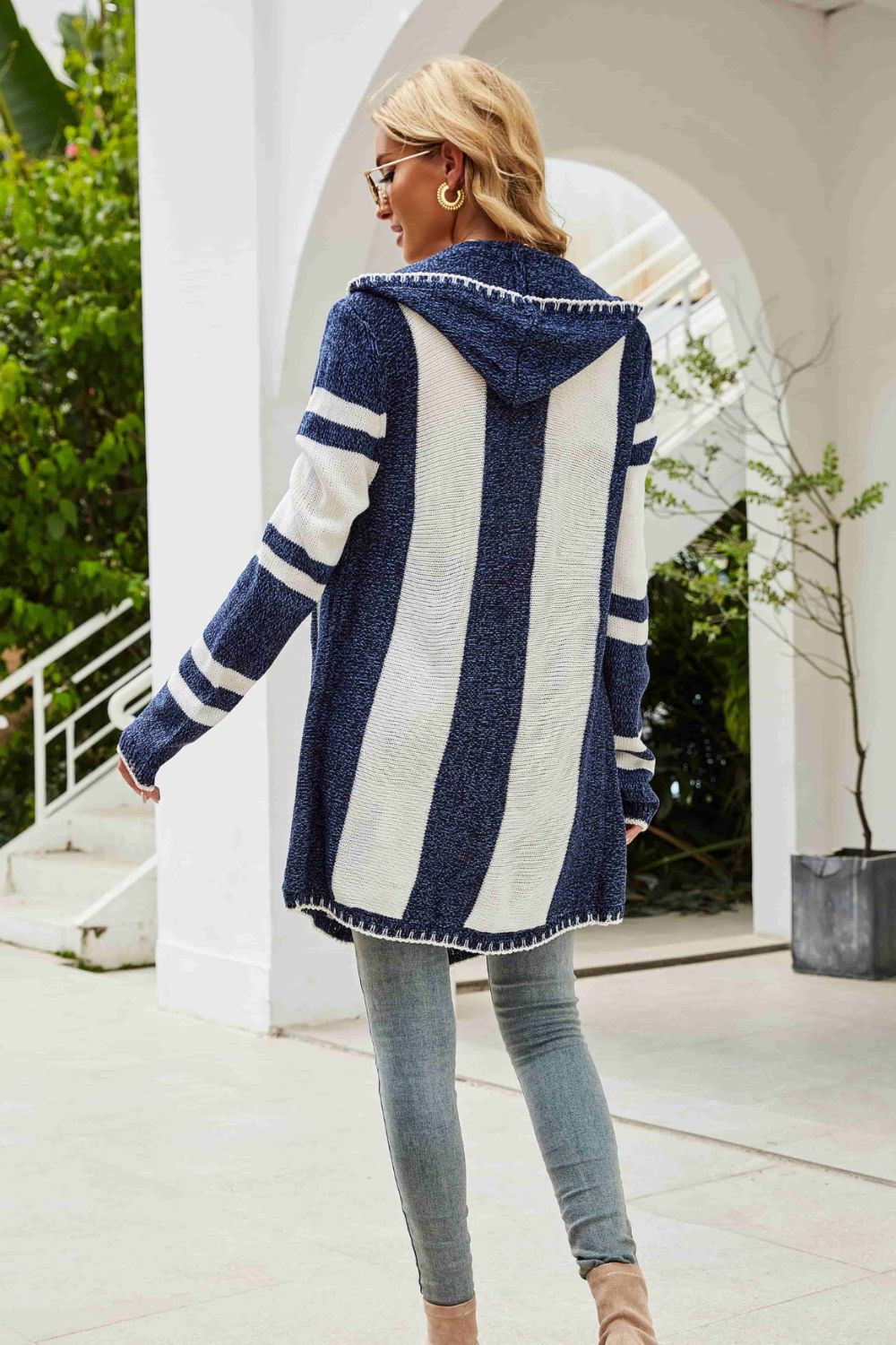 Gestreifter, offener Kapuzenstrickpullover