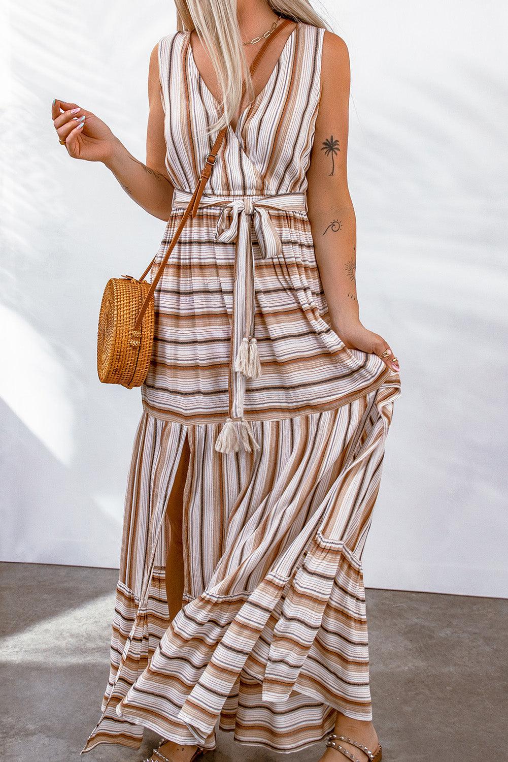 Ärmelloses Kleid mit Streifenmuster, Taillengürtel und Schlitz, ärmellos