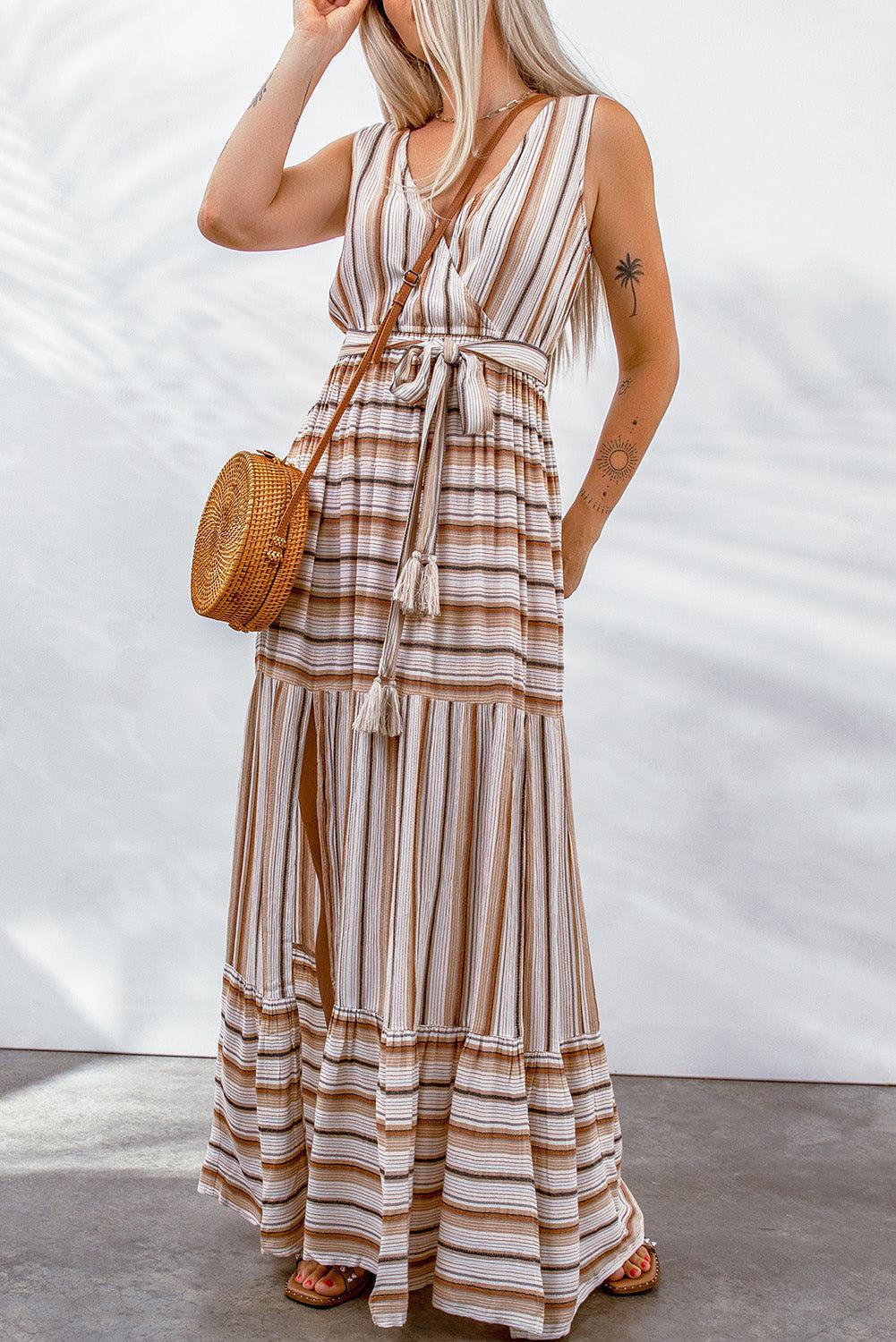 Ärmelloses Kleid mit Streifenmuster, Taillengürtel und Schlitz, ärmellos