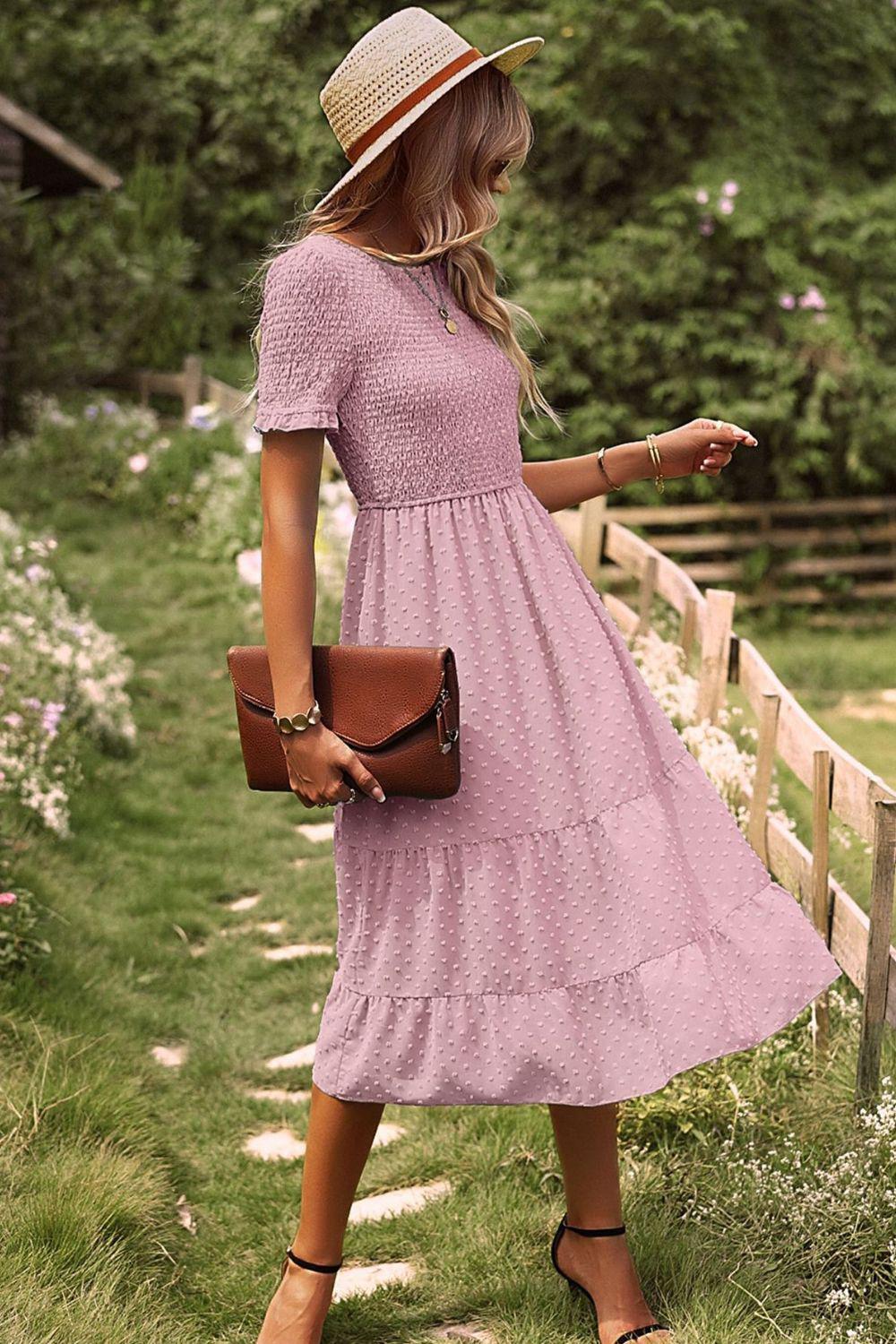 Midikleid mit Schweizer Punktmuster, gerafftem Rundhalsausschnitt und kurzen Ärmeln