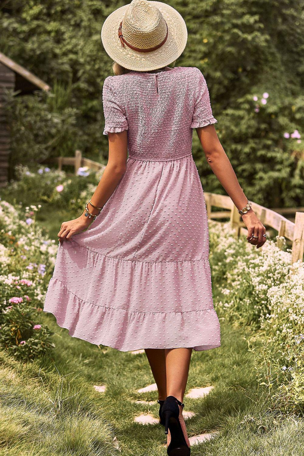 Midikleid mit Schweizer Punktmuster, gerafftem Rundhalsausschnitt und kurzen Ärmeln