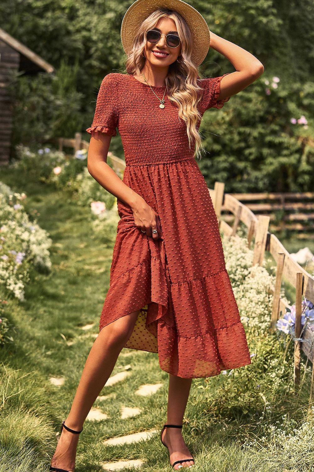 Midikleid mit Schweizer Punktmuster, gerafftem Rundhalsausschnitt und kurzen Ärmeln