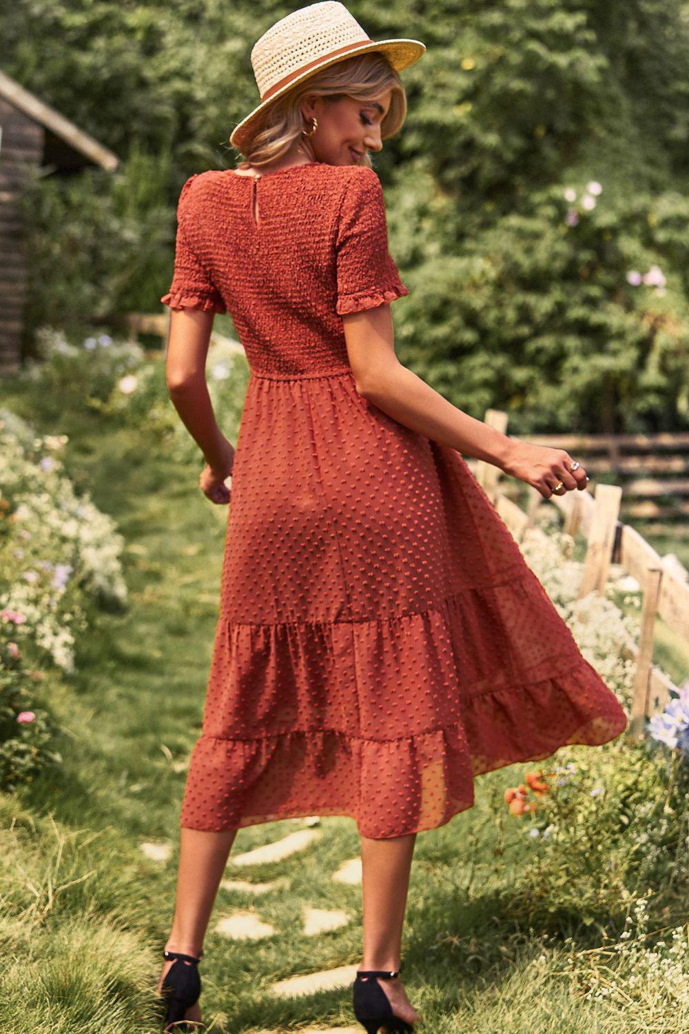 Midikleid mit Schweizer Punktmuster, gerafftem Rundhalsausschnitt und kurzen Ärmeln