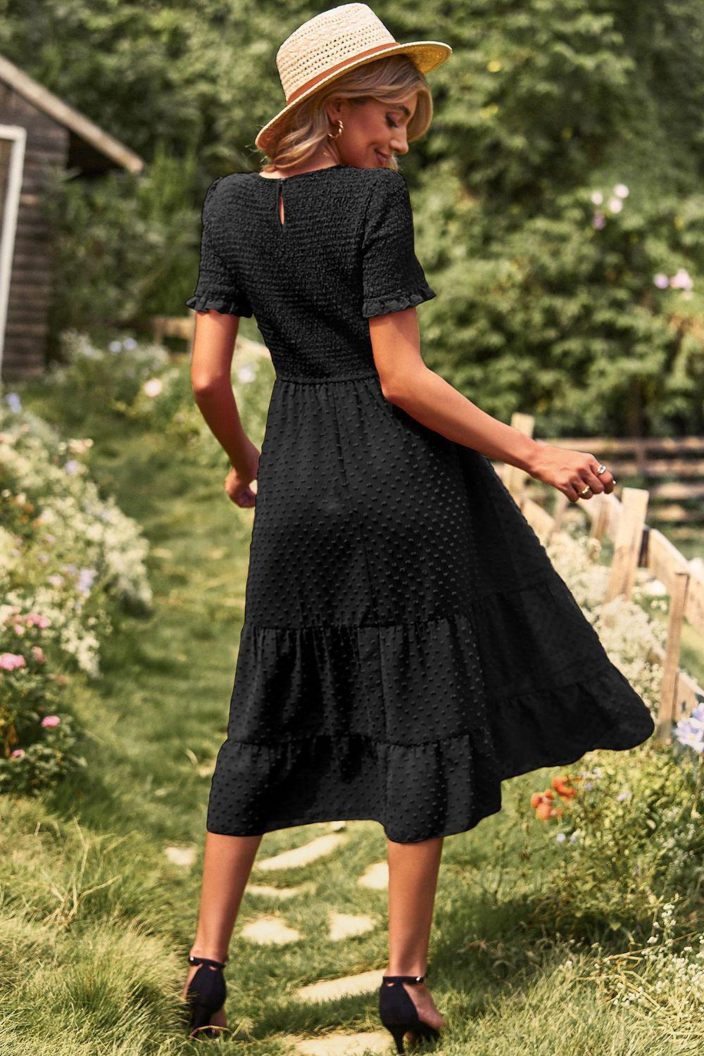 Midikleid mit Schweizer Punktmuster, gerafftem Rundhalsausschnitt und kurzen Ärmeln