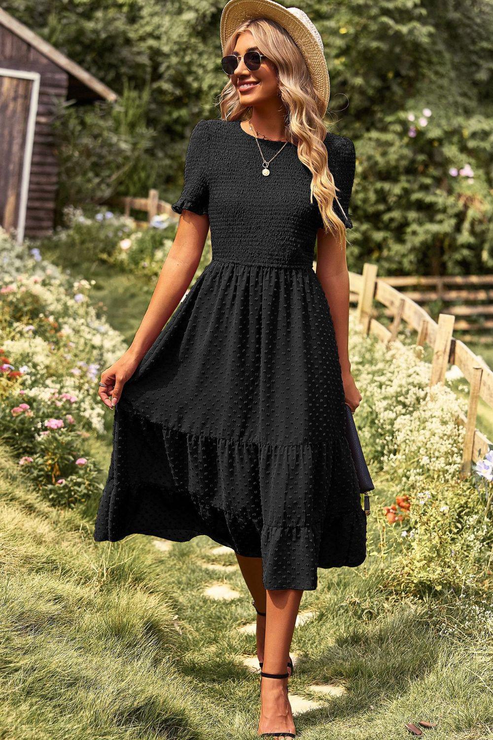 Midikleid mit Schweizer Punktmuster, gerafftem Rundhalsausschnitt und kurzen Ärmeln