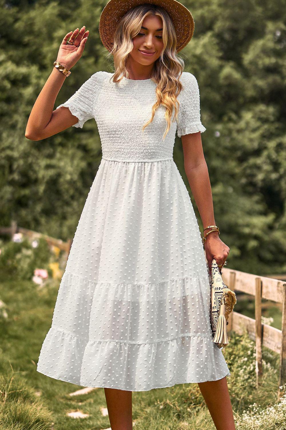 Midikleid mit Schweizer Punktmuster, gerafftem Rundhalsausschnitt und kurzen Ärmeln