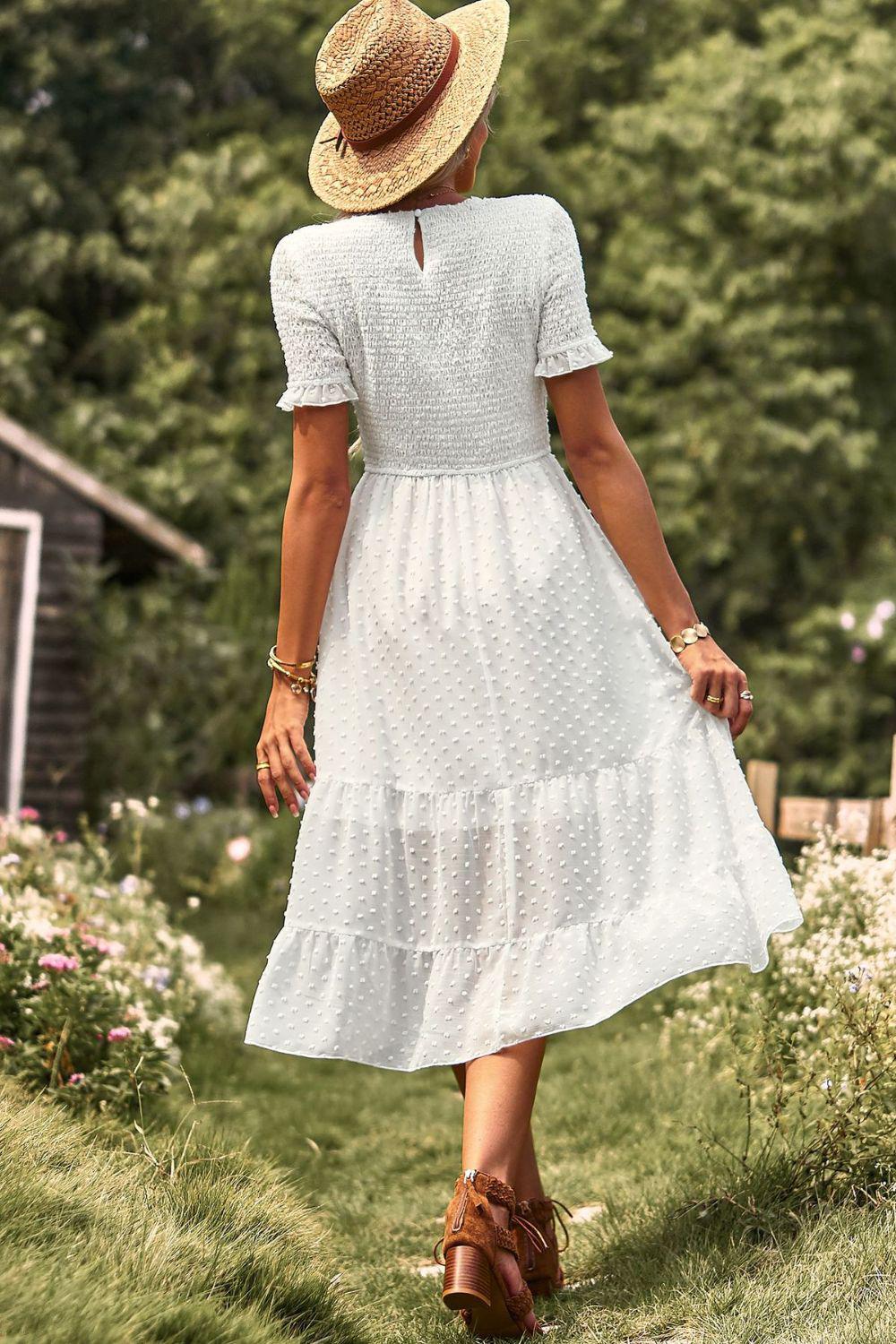 Midikleid mit Schweizer Punktmuster, gerafftem Rundhalsausschnitt und kurzen Ärmeln