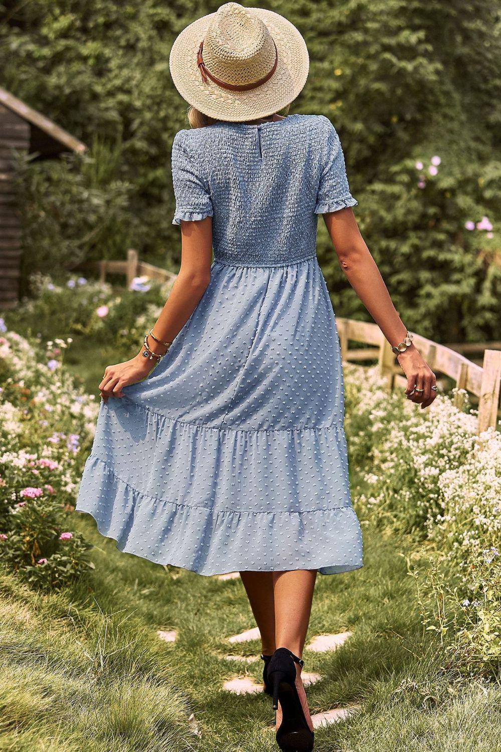 Midikleid mit Schweizer Punktmuster, gerafftem Rundhalsausschnitt und kurzen Ärmeln