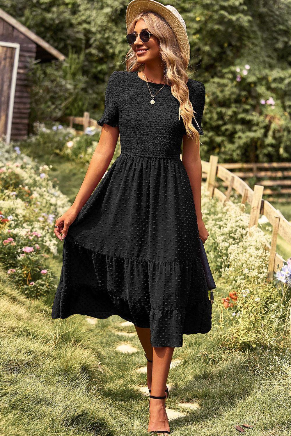 Midikleid mit Schweizer Punktmuster, gerafftem Rundhalsausschnitt und kurzen Ärmeln
