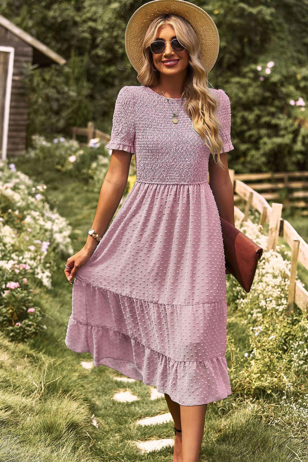 Midikleid mit Schweizer Punktmuster, gerafftem Rundhalsausschnitt und kurzen Ärmeln