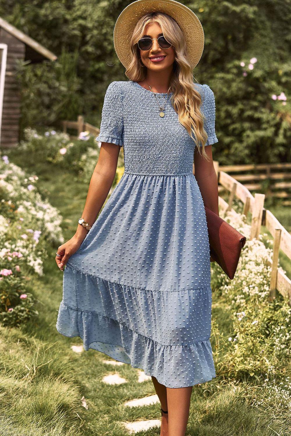 Midikleid mit Schweizer Punktmuster, gerafftem Rundhalsausschnitt und kurzen Ärmeln