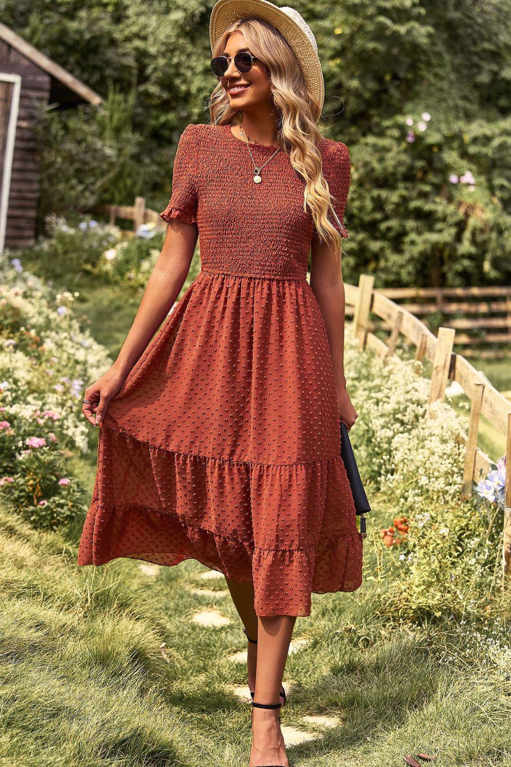 Midikleid mit Schweizer Punktmuster, gerafftem Rundhalsausschnitt und kurzen Ärmeln